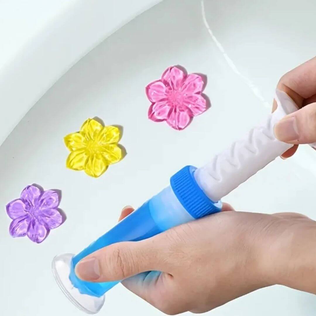 Hands using a flower-shaped soap mold with colorful soap flowers in a bathtub, highlighting the Pack 10 En 1 Accesorios De Hogar.