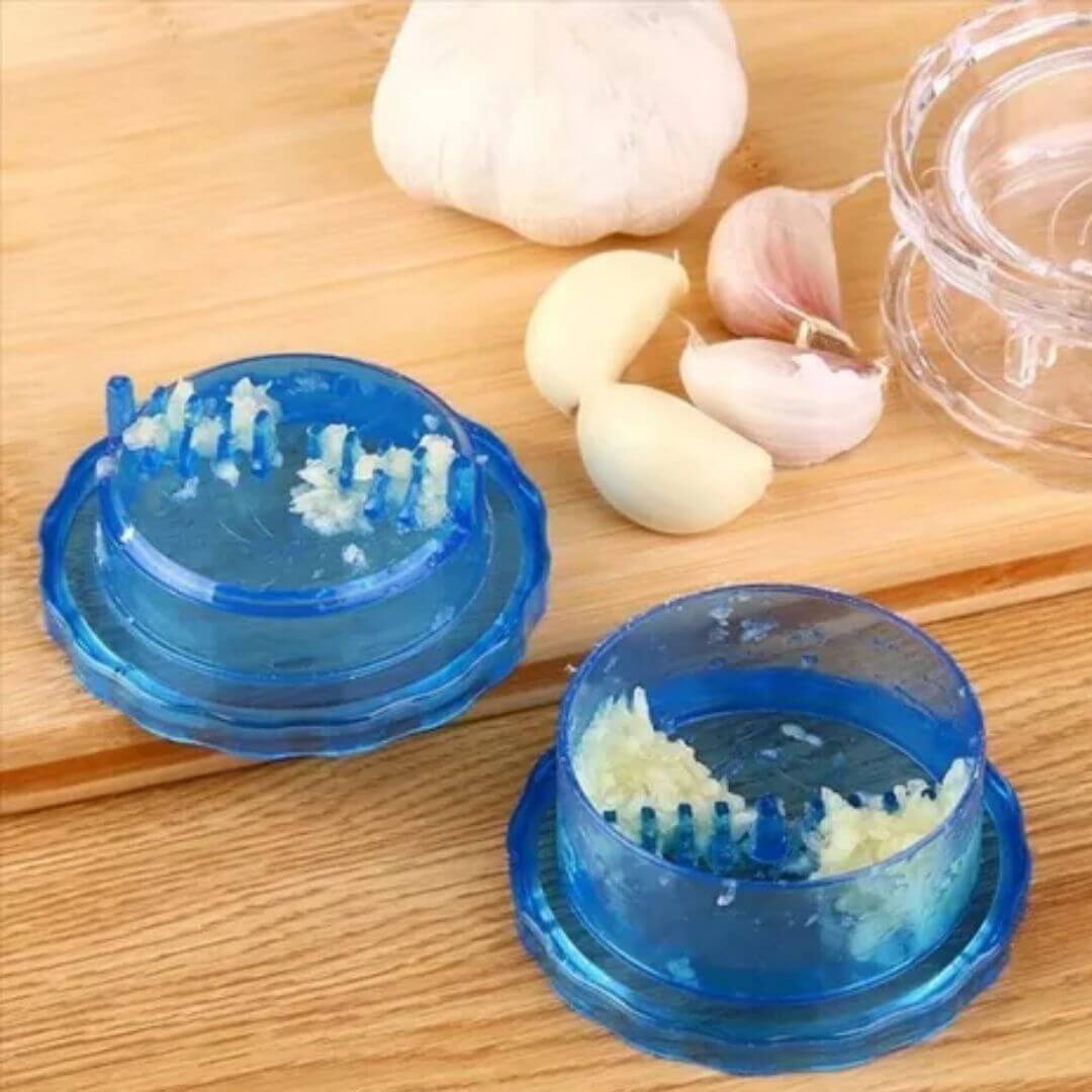 Pack 10 En 1 Accesorios De Hogar - moledor de ajo acrílico en color azul con ajo picado y dientes de corte.