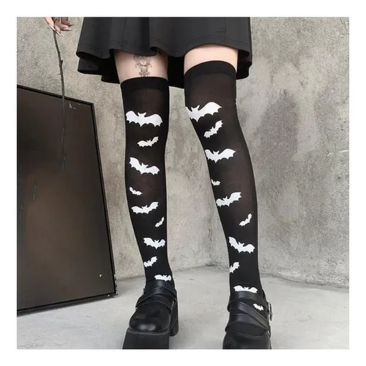 Panty Medias Bucaneras Halloween featuring black thigh-highs with white bat patterns for a spooky Halloween look.