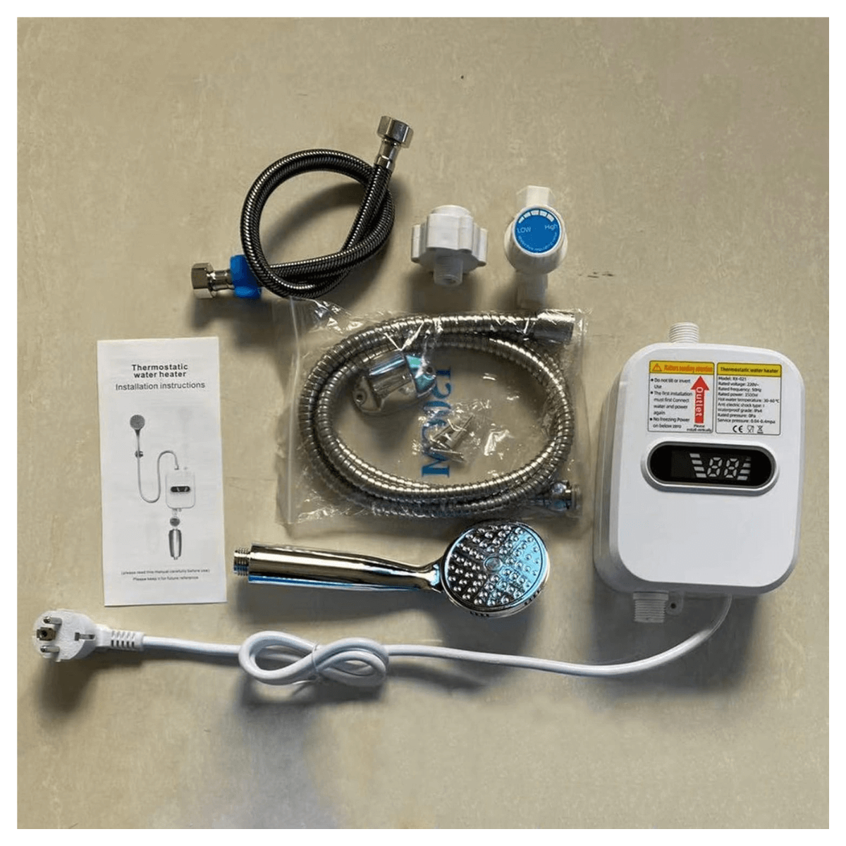 Calentador de agua resistente premium con accesorios de instalación, mangueras y manual de instrucciones.