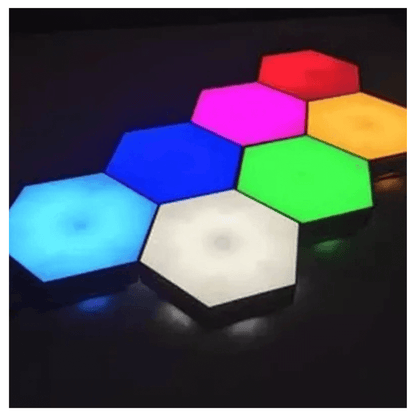 Luces Hexagonales 17 Colores LED iluminando con diferentes colores en un diseño moderno y atractivo.